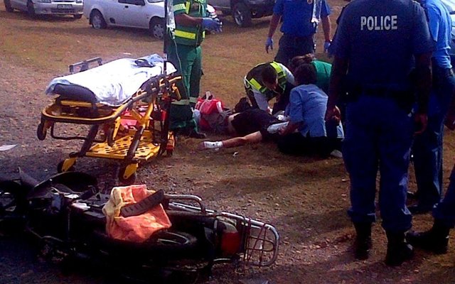 Overstrand Medical Response (OMR) besig met mediese bystand direk na die motorfietsongeluk waarin Kobus (Spikkels) du Toit van Vleispaleis ernstig beseer is. Foto deur Riaan Buys van OMR.